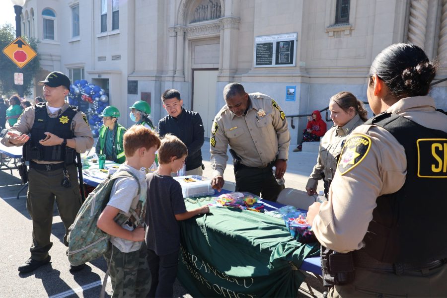 舊金山警民夜 聽「超級英雄」講故事