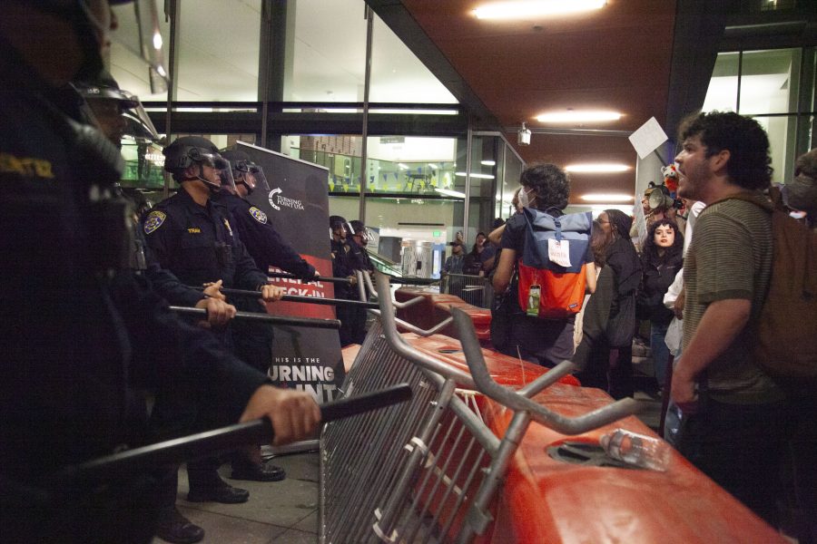 美國轉折點在加大伯克利活動 近百人抗議 至少3人被捕