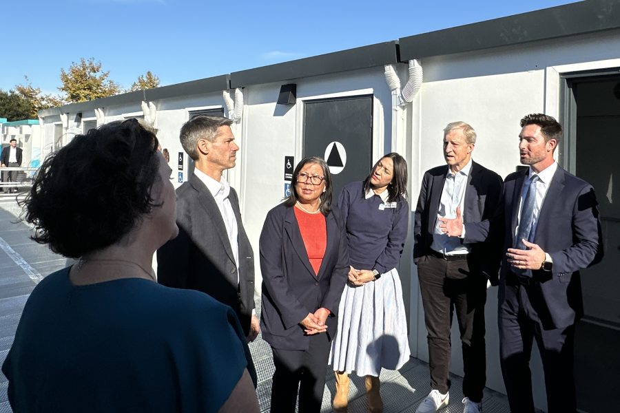 五位州長候選人參訪聖荷西臨時住房