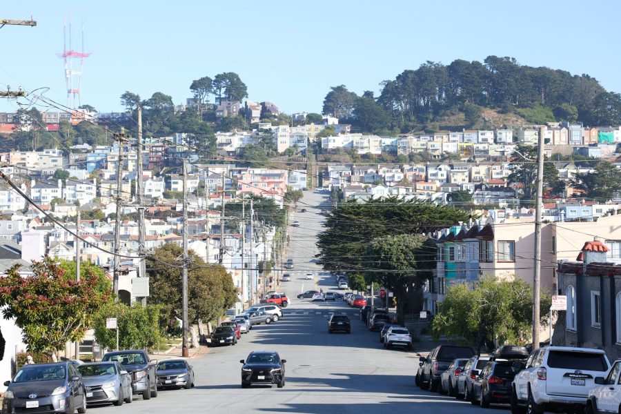 六度停電後 舊金山日落區市議員率PG&E人員走訪商家