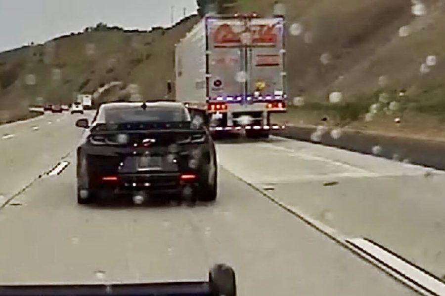 車牌黑屏、時速破百 加州巡警追緝Camaro