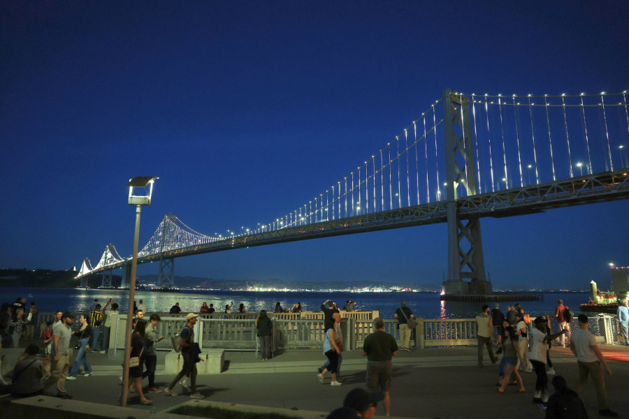 海灣大橋燈光秀重現夜空