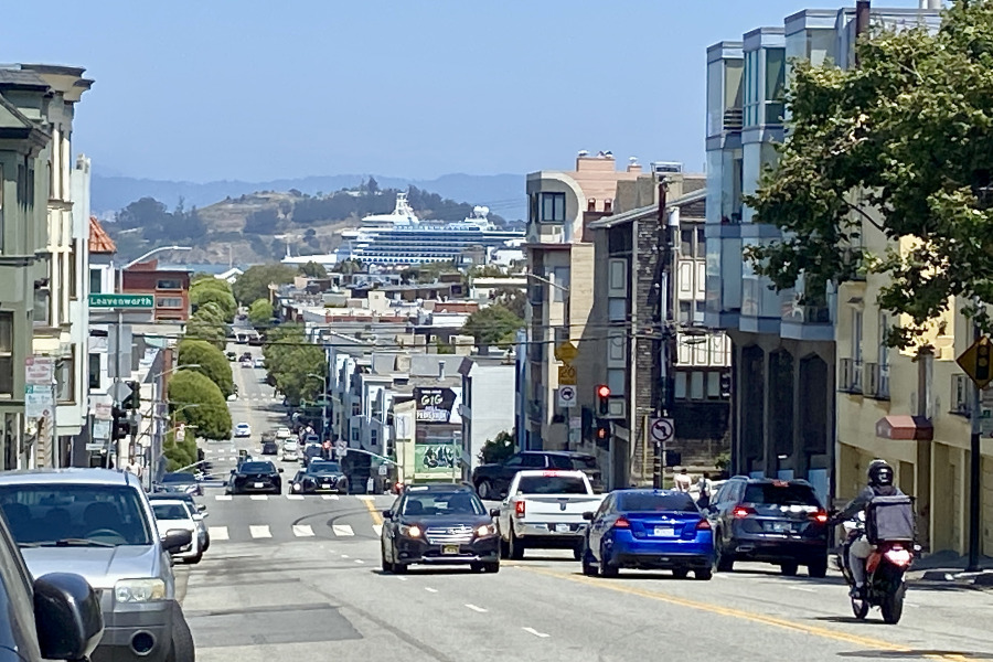 移動充電機器人上路　開啟電動車補能新模式